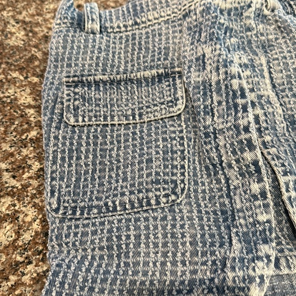 Textured denim shorts! Front pockets, tulip side hem design w/ side slits. - Picture 9 of 9